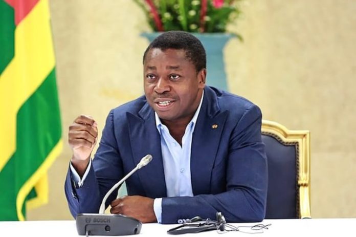 Le Togo, pour sa part, dispose de nombreux atouts pour devenir un membre actif de cette alliance. Non seulement il pourrait bénéficier des liens économiques et diplomatiques qui en découlent, mais également renforcer sa position géographique stratégique, notamment en facilitant l’accès à la mer pour les pays enclavés comme le Mali, le Niger et le Burkina Faso, grâce au port de Lomé. Ce lien direct avec l’Atlantique pourrait constituer un levier important pour ces États, leur permettant de diversifier leurs échanges commerciaux et de renforcer leurs capacités économiques.